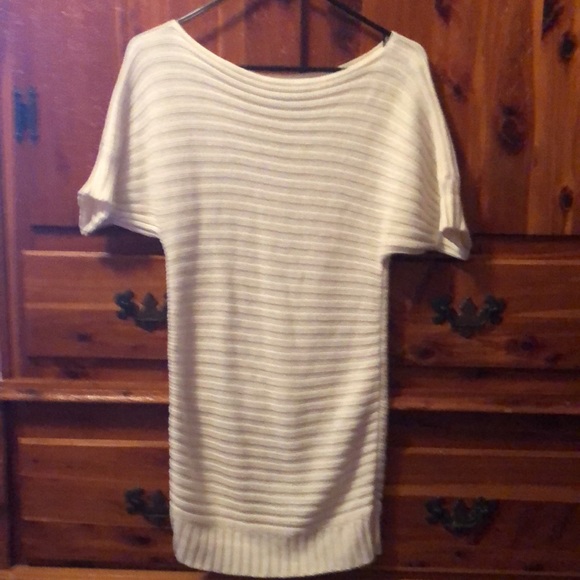 BRAND NEW WOMAN’S SWEATER SIZE XS! NWOT! NEVER WORN! SMOKE FREE HOME! - Picture 3 of 3